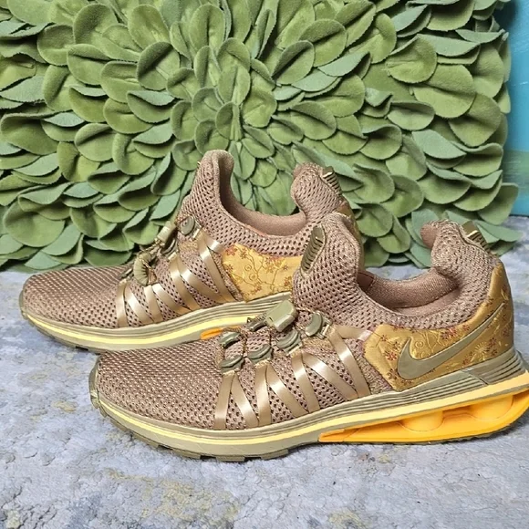 Women's Nike Athletic Shoe Shox Gravity Metallic - Picture 4 of 13